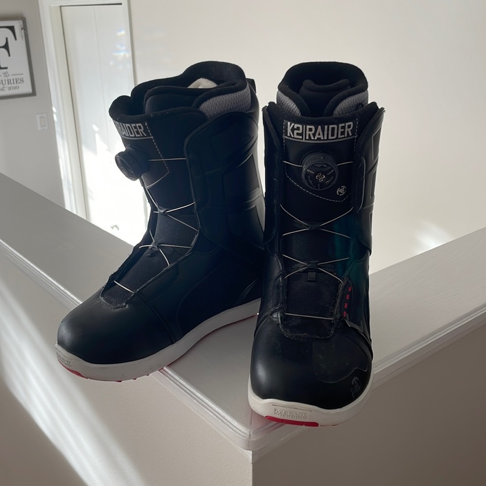 Snowboarding boots